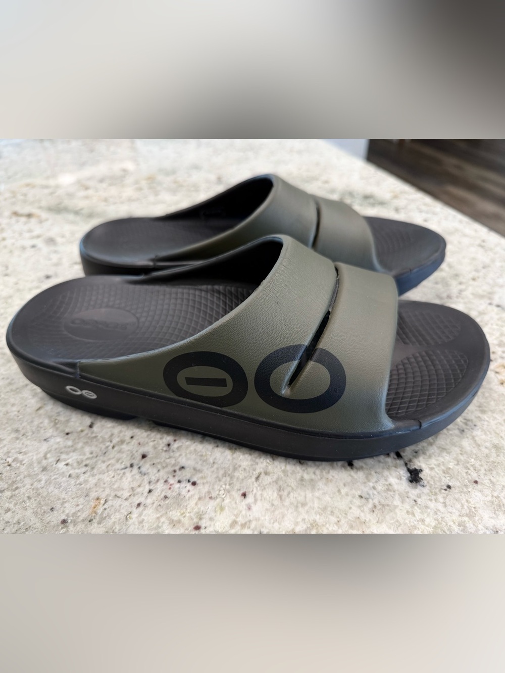 OOFOS Unisex Olive Green and Black Recovery Slides